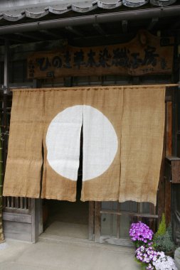 Daireyle geleneksel giriş perdesi