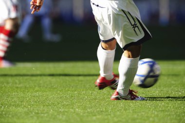 genç oyuncu tekme top