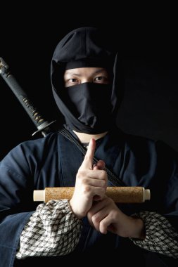 Sırtında katana olan geleneksel giysili genç Asyalı adam. 