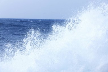 Dalgalar denize çarpıyor