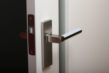 Kapat - modern kapının önündeki metal saplı