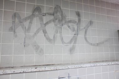 Kirli bir bina, kirli bir iç mekan.