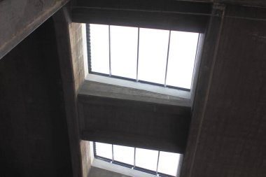 Eski bir binanın içi.