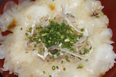 Kızarmış pilav ve deniz ürünleri.