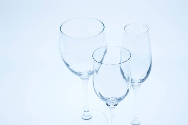 Beyaz arka planda iki boş bardak. Boşluğu kopyala.