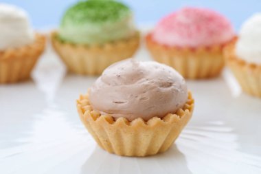 Lezzetli, renkli keklerin yakın plan görüntüsü.        