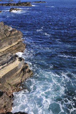 İsrail 'in kuzeyindeki Akdeniz' in kayalık kıyıları.