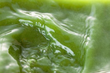 Taze ve yeşil meyve suyu yakın. 