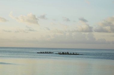Deniz manzarası üzerinde güzel bir gün batımı 