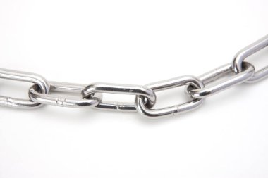 Beyaz arkaplanda zincir izole edildi