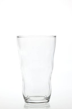 Beyaz arka plan üzerinde izole boş şeffaf cam