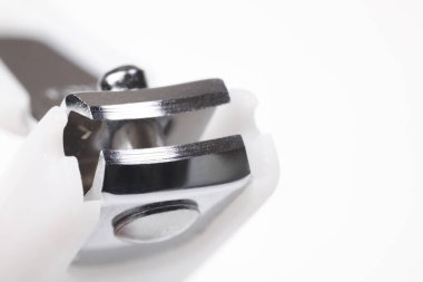 Tırnak makasının yakın plan görüntüsü beyaz arkaplanda izole edilmiş.