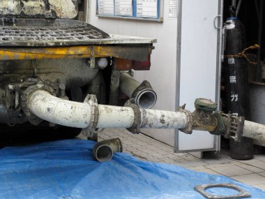 Araba tamir servisinde araba motoru kullanılıyor.