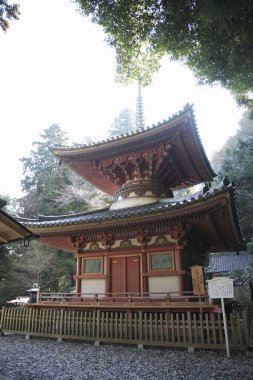 Güzel antik Japon tapınağının manzaralı görüntüsü.