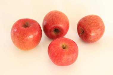 Beyaz arkaplanda taze kırmızı elmalar