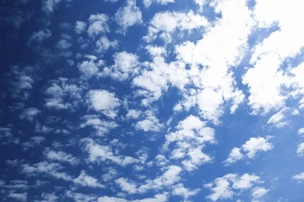 Gyönyörű Kék Fehér Felhőkkel — Stock Fotó