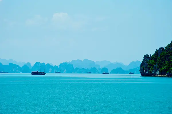 Naturskön Utsikt Över Klippön Halong Bay Vietnam Sydostasien — Stockfoto