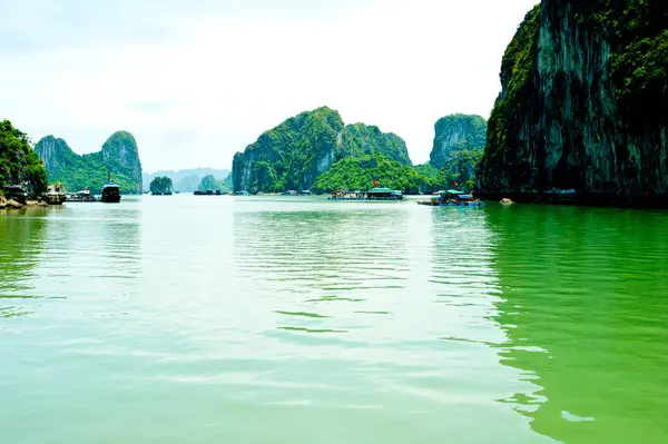 Vista Panorámica Isla Roca Halong Bay Vietnam Sudeste Asiático —  Fotos de Stock