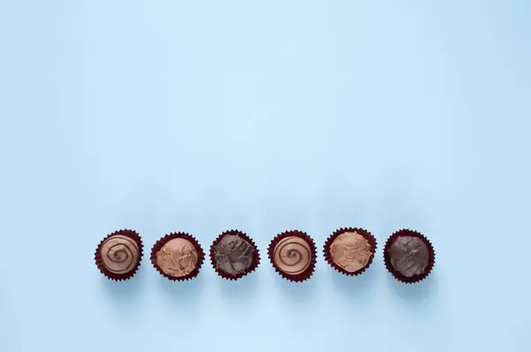 Doces Chocolate Fundo Azul Com Espaço Cópia Para Texto — Fotografia de Stock
