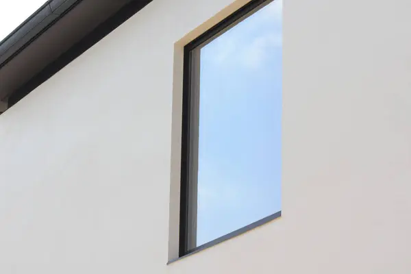Weißes Hausfenster Mit Himmelsspiegelung — Stockfoto