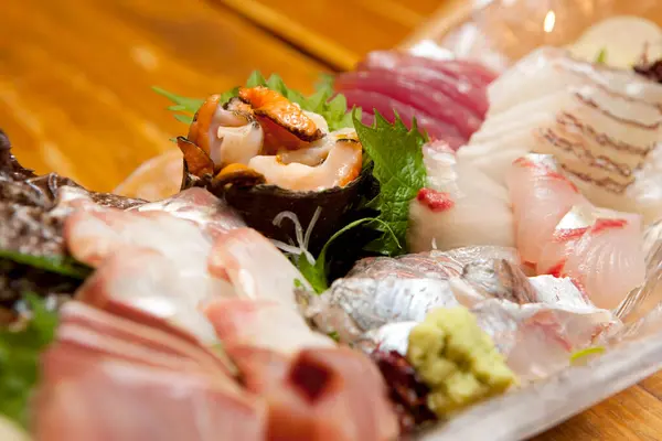 おいしいアジア料理のビューを閉じる 生の魚とプレート — ストック写真