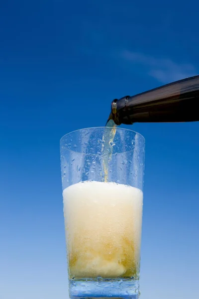 青い背景に対するビールのグラス — ストック写真