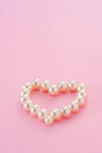 Λευκό Μαργαριτάρι Καρδιά Ένα Ροζ Φόντο — Φωτογραφία Αρχείου