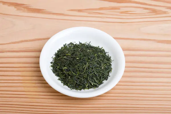 Grüner Tee Auf Weißem Teller — Stockfoto