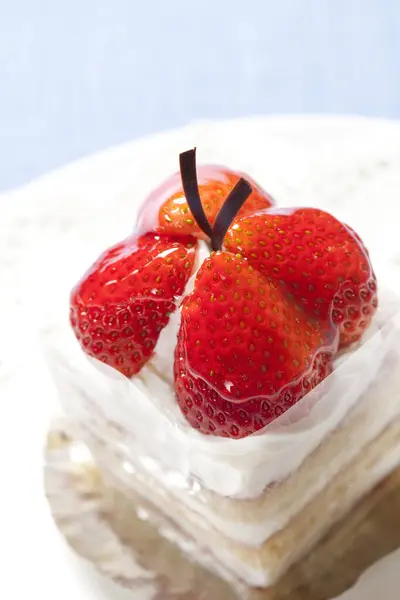 フルーツとクリームで美味しい甘いデザートのクローズアップビュー — ストック写真