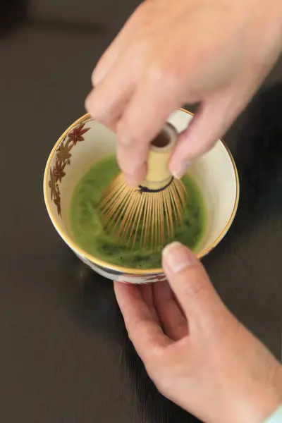 าชา แนวค ชงชากลางแจ — ภาพถ่ายสต็อก