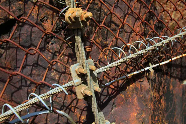 ワイヤーが付いている鉄の塀 — ストック写真
