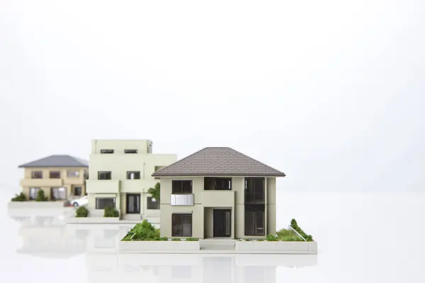 Małe Modele Domów Białym Tle Koncepcja Hipoteki — Zdjęcie stockowe