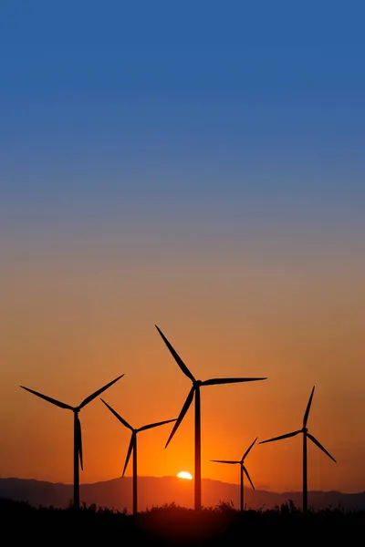 日没時の風力タービンのシルエット — ストック写真