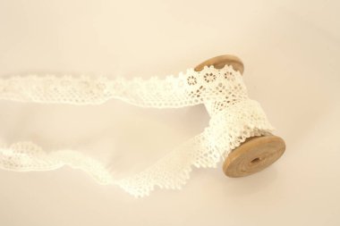 Beyaz arkaplanlı beyaz dantelli yakın çekim.