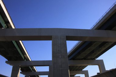 Şehirde bir köprü ve mavi gökyüzü inşa etmek.