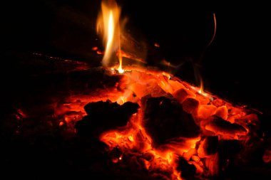 Siyah arkaplanda odun yakma, kapat