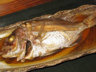  plaka üzerinde balık