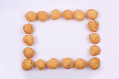 Beyaz arkaplanda çiğ patates çerçevesi 