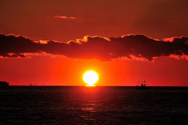 Güneş ufukta ve denizde batıyor. İsrail 'in kuzey kıyısında.