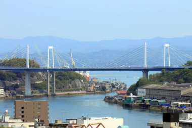 Mavi denizli köprü ve Japonya 'da evler.