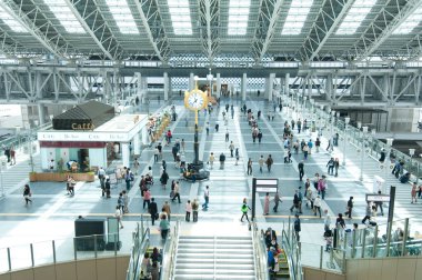 Gündüz vakti Osaka tren istasyonunun modern iç mekanı, Japonya