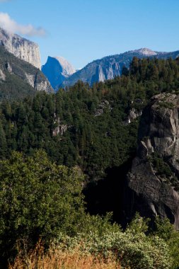 Yosemite Ulusal Parkı, Kaliforniya, ABD 'deki dağların, ormanların ve vadilerin güzel manzarası