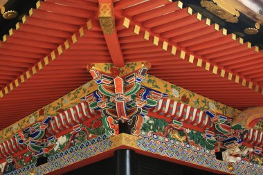 Güzel antik Japon tapınağının manzaralı görüntüsü.