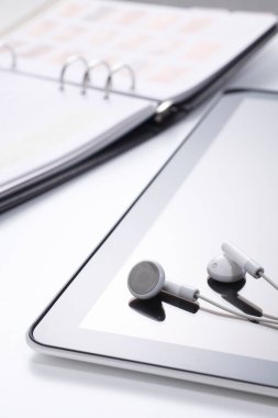 Kulaklık ve tablet tablo üzerinde