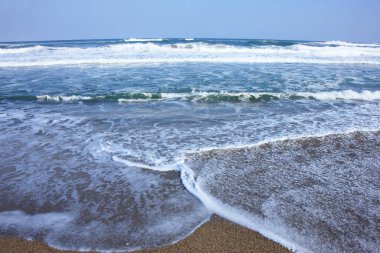 Dalgalar sahile çarpıyor. 