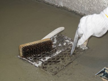 Islak beton yüzeyi pürüzsüz hale getirmek için el kullanımı