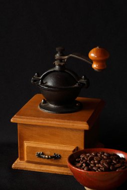 Kahve öğütücüsü ve kahve çekirdekleri arka planda, kapatın.