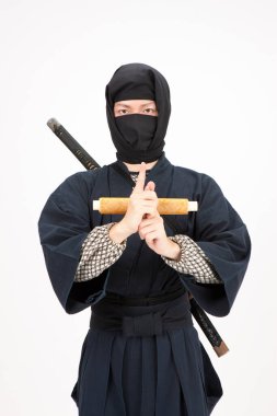 Kimono giyen Asyalı erkek samurayın portresi. 