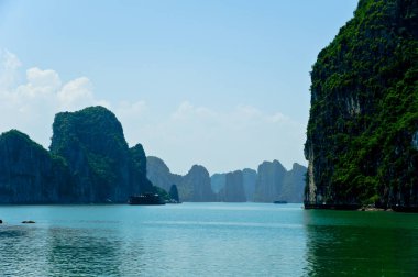 HaLong Bay, Vietnam ve Güneydoğu Asya 'daki rock adasının manzarası