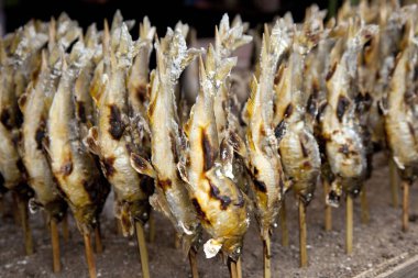 Markette ızgara balık.